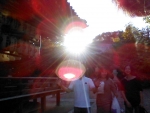 光（向日神社）京都ツアー（両手を上げる）