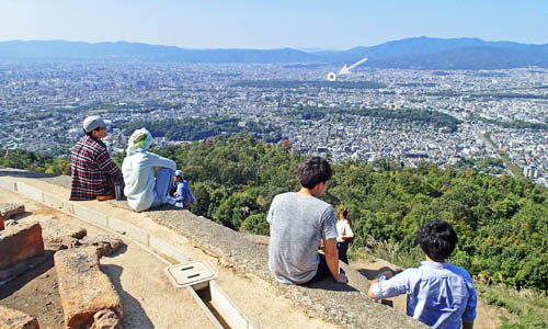 大文字山中腹から京都市街を見る