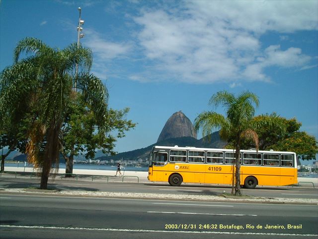 リオデジャネイロ　奇岩と黄色いバス
