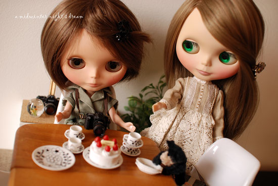 Koharu: OK. Finish it up. Let's eat the cake!
