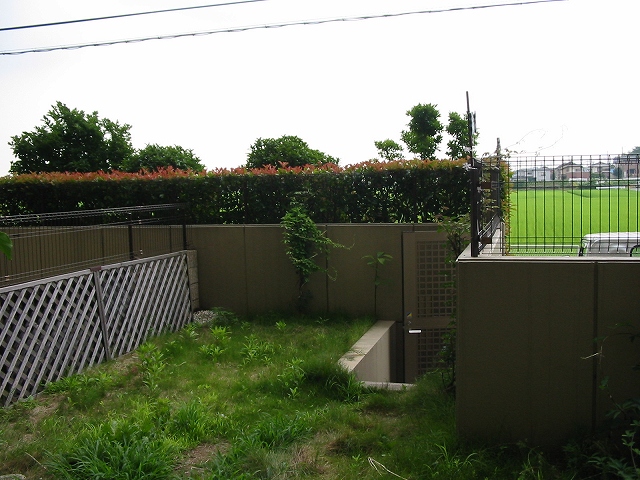埼玉県さいたま市　マンション専用庭草刈り　作業前　１